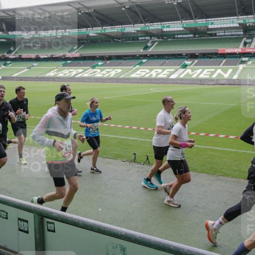 05.10.2025 - 20. swb-Marathon Bremen Michael Burmester http://msf.ph/oto/9281205 05.10.2025 13:04:26 Laufen im Stadion 100, 360, 414, 421, 470, 490, 592, 607, 898, 1012, 1019, 1080, 1084, 1413, 1468, 1478, 1695, 1834, 1852, 1914, 1975, 1997, 2086, 2333, 2399, 2617, 2664, 2901, 2989, 3072, 3346, 3433, 3483, 3485, 3658, 3901, 4001, 4005, 4053, 4087, 4243, 4244, 4335, 4453, 4462, 4501, 4524, 4627, 4634, 4637, 4638, 4651, 4757, 4793, 4803, 4838, 4840, 4858, 4928, 5043, 5082, 5137, 5162, 5212, 5236, 5247, 5343, 5446, 5464, 5832, 5969, 6011, 6145, 6287, 6529, 6584, 6635, 1336 meine-sportfotos.de