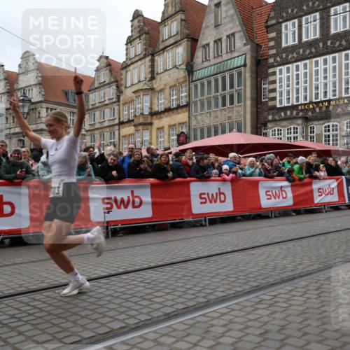05.10.2025 - 20. swb-Marathon Bremen Yannick Fuchs http://msf.ph/oto/9281211 05.10.2025 12:55:22 Ziel 235, 7213, 7883 meine-sportfotos.de