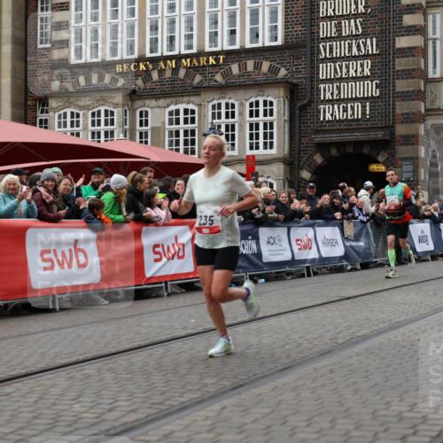 05.10.2025 - 20. swb-Marathon Bremen Yannick Fuchs http://msf.ph/oto/9281237 05.10.2025 12:55:22 Ziel 235, 7213, 7883 meine-sportfotos.de
