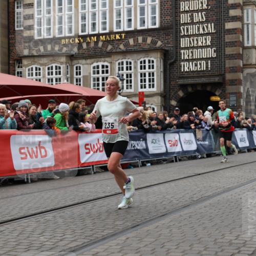 05.10.2025 - 20. swb-Marathon Bremen Yannick Fuchs http://msf.ph/oto/9281245 05.10.2025 12:55:22 Ziel 235, 7213, 7883 meine-sportfotos.de