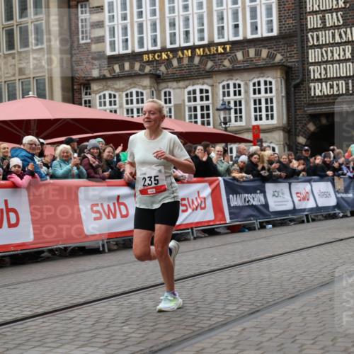 05.10.2025 - 20. swb-Marathon Bremen Yannick Fuchs http://msf.ph/oto/9281253 05.10.2025 12:55:23 Ziel 235, 7213, 7883 meine-sportfotos.de