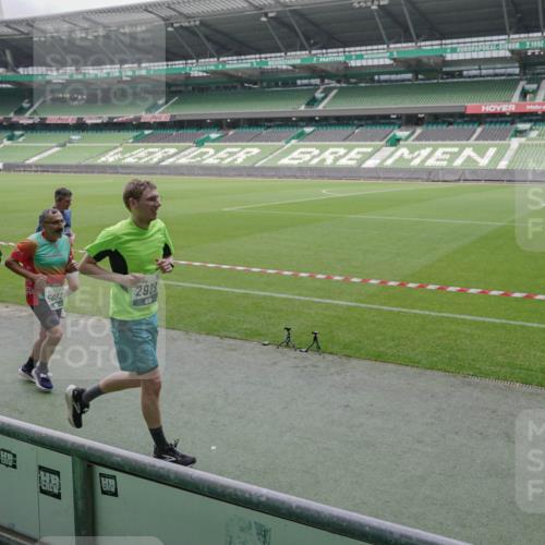 05.10.2025 - 20. swb-Marathon Bremen Michael Burmester http://msf.ph/oto/9281270 05.10.2025 13:04:32 Laufen im Stadion 100, 360, 414, 421, 470, 490, 592, 607, 898, 1012, 1019, 1061, 1080, 1084, 1413, 1468, 1478, 1695, 1834, 1852, 1914, 1975, 1997, 2009, 2086, 2333, 2399, 2536, 2617, 2664, 2802, 2901, 2989, 3072, 3346, 3433, 3483, 3485, 3561, 3658, 3901, 4001, 4005, 4053, 4087, 4187, 4243, 4244, 4335, 4453, 4501, 4524, 4627, 4634, 4637, 4638, 4651, 4671, 4757, 4793, 4803, 4838, 4840, 4858, 4928, 5043, 5082, 5137, 5212, 5247, 5343, 5446, 5464, 5832, 5969, 6011, 6287, 6584, 6635, 1336 meine-sportfotos.de