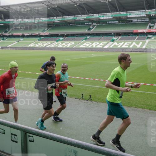 05.10.2025 - 20. swb-Marathon Bremen Michael Burmester http://msf.ph/oto/9281278 05.10.2025 13:04:33 Laufen im Stadion 100, 360, 414, 421, 470, 490, 592, 607, 898, 1012, 1019, 1061, 1080, 1084, 1413, 1468, 1478, 1695, 1834, 1852, 1914, 1975, 1997, 2009, 2086, 2333, 2399, 2536, 2617, 2664, 2802, 2901, 2989, 3072, 3346, 3413, 3433, 3483, 3485, 3561, 3658, 3901, 4001, 4005, 4053, 4087, 4187, 4241, 4243, 4244, 4335, 4501, 4524, 4627, 4634, 4637, 4638, 4651, 4671, 4757, 4793, 4803, 4838, 4840, 4858, 4928, 5043, 5082, 5137, 5212, 5247, 5343, 5446, 5464, 5832, 5969, 6011, 6287, 6584, 6635, 1336 meine-sportfotos.de