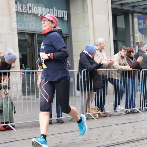 05.10.2025 - 20. swb-Marathon Bremen Strokosch-Dieckow http://msf.ph/oto/9281280 05.10.2025 11:18:38 Ziel 9691, 11625, 9691, 11625 meine-sportfotos.de