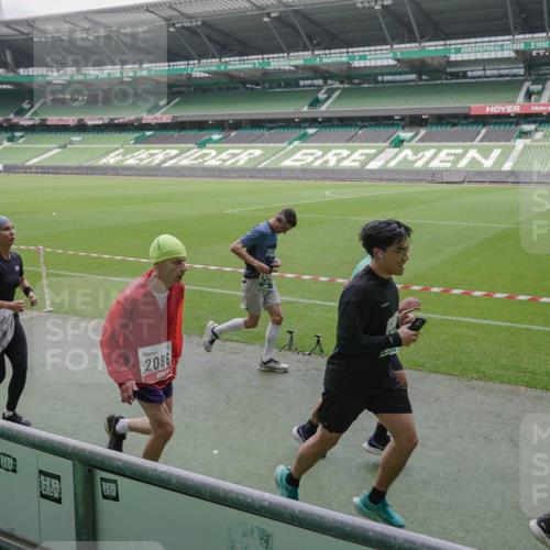 05.10.2025 - 20. swb-Marathon Bremen Michael Burmester http://msf.ph/oto/9281284 05.10.2025 13:04:33 Laufen im Stadion 100, 360, 414, 421, 470, 490, 592, 607, 898, 1012, 1019, 1061, 1080, 1084, 1413, 1468, 1478, 1695, 1834, 1852, 1914, 1975, 1997, 2009, 2086, 2333, 2399, 2536, 2617, 2664, 2802, 2901, 2989, 3072, 3346, 3413, 3433, 3483, 3485, 3561, 3658, 3901, 4001, 4005, 4053, 4087, 4187, 4241, 4243, 4244, 4335, 4501, 4524, 4627, 4634, 4637, 4638, 4651, 4671, 4757, 4793, 4803, 4838, 4840, 4858, 4928, 5043, 5082, 5137, 5212, 5247, 5343, 5446, 5464, 5832, 5969, 6011, 6287, 6584, 6635, 1336 meine-sportfotos.de