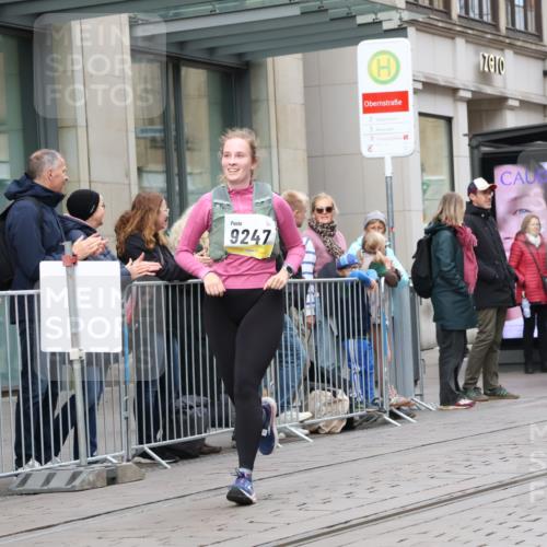 05.10.2025 - 20. swb-Marathon Bremen Strokosch-Dieckow http://msf.ph/oto/9281331 05.10.2025 11:18:49 Ziel 9247, 9691, 10488, 11625, 9247, 9691, 10488, 11625 meine-sportfotos.de