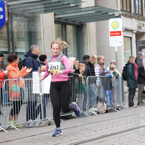 05.10.2025 - 20. swb-Marathon Bremen Strokosch-Dieckow http://msf.ph/oto/9281341 05.10.2025 11:18:50 Ziel 9247, 10488, 11625, 9247, 10488, 11625 meine-sportfotos.de