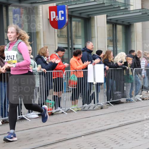05.10.2025 - 20. swb-Marathon Bremen Strokosch-Dieckow http://msf.ph/oto/9281368 05.10.2025 11:18:51 Ziel 9247, 10488, 11625, 9247, 10488, 11625 meine-sportfotos.de