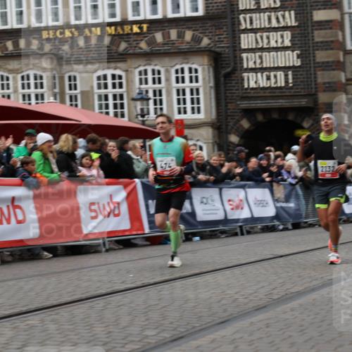 05.10.2025 - 20. swb-Marathon Bremen Yannick Fuchs http://msf.ph/oto/9281373 05.10.2025 12:55:24 Ziel 235, 7213, 7883 meine-sportfotos.de