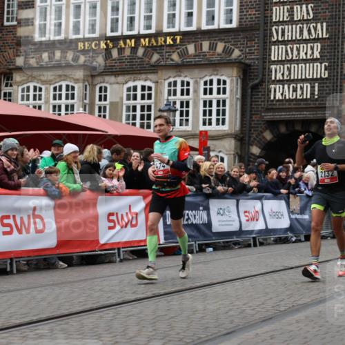 05.10.2025 - 20. swb-Marathon Bremen Yannick Fuchs http://msf.ph/oto/9281380 05.10.2025 12:55:24 Ziel 235, 7213, 7883 meine-sportfotos.de