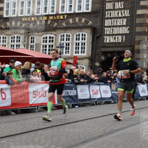 05.10.2025 - 20. swb-Marathon Bremen Yannick Fuchs http://msf.ph/oto/9281392 05.10.2025 12:55:25 Ziel 235, 474, 2132, 7213, 7883 meine-sportfotos.de