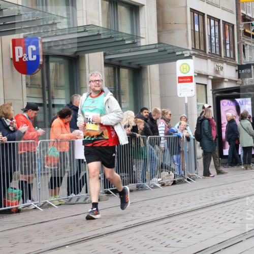 05.10.2025 - 20. swb-Marathon Bremen Strokosch-Dieckow http://msf.ph/oto/9281393 05.10.2025 11:18:53 Ziel 9247, 10488, 9247, 10488 meine-sportfotos.de