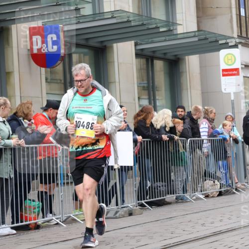 05.10.2025 - 20. swb-Marathon Bremen Strokosch-Dieckow http://msf.ph/oto/9281407 05.10.2025 11:18:53 Ziel 9247, 10488, 9247, 10488 meine-sportfotos.de