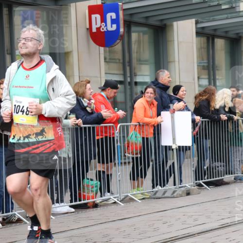 05.10.2025 - 20. swb-Marathon Bremen Strokosch-Dieckow http://msf.ph/oto/9281435 05.10.2025 11:18:54 Ziel 9247, 10488, 9247, 10488 meine-sportfotos.de