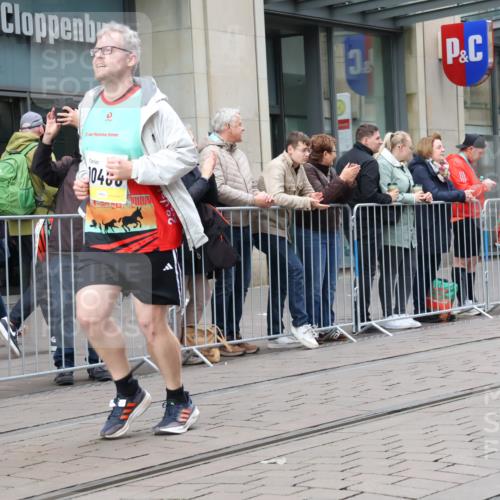 05.10.2025 - 20. swb-Marathon Bremen Strokosch-Dieckow http://msf.ph/oto/9281445 05.10.2025 11:18:55 Ziel 9247, 10488, 9247, 10488 meine-sportfotos.de