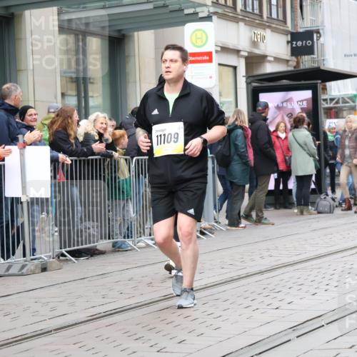 05.10.2025 - 20. swb-Marathon Bremen Strokosch-Dieckow http://msf.ph/oto/9281459 05.10.2025 11:19:06 Ziel 9247, 9705, 10488, 11109, 9247, 9705, 10488, 11109 meine-sportfotos.de