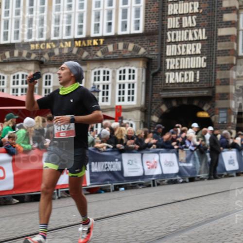 05.10.2025 - 20. swb-Marathon Bremen Yannick Fuchs http://msf.ph/oto/9281481 05.10.2025 12:55:26 Ziel 235, 474, 2132, 7213, 7883 meine-sportfotos.de
