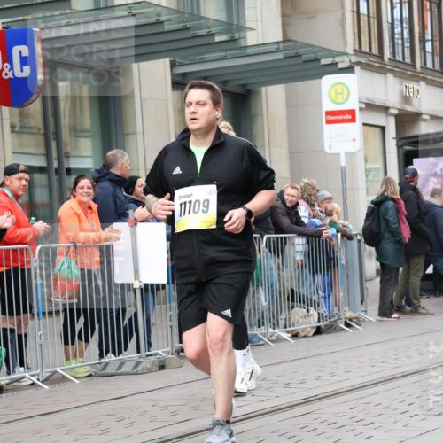 05.10.2025 - 20. swb-Marathon Bremen Strokosch-Dieckow http://msf.ph/oto/9281486 05.10.2025 11:19:06 Ziel 9247, 9705, 10488, 11109, 9247, 9705, 10488, 11109 meine-sportfotos.de