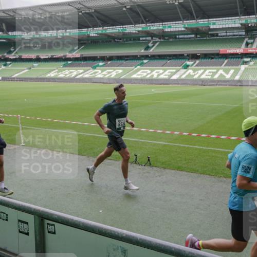 05.10.2025 - 20. swb-Marathon Bremen Michael Burmester http://msf.ph/oto/9281502 05.10.2025 13:04:54 Laufen im Stadion 100, 190, 199, 406, 421, 470, 490, 607, 678, 712, 858, 924, 1012, 1061, 1080, 1132, 1404, 1455, 1478, 1480, 1545, 1746, 1765, 1834, 1852, 1990, 1997, 2009, 2086, 2190, 2333, 2399, 2536, 2584, 2604, 2617, 2664, 2802, 2901, 2989, 3008, 3049, 3216, 3346, 3378, 3380, 3413, 3433, 3445, 3483, 3561, 3658, 3799, 3901, 4001, 4055, 4187, 4241, 4243, 4244, 4376, 4501, 4627, 4634, 4671, 4757, 4803, 4838, 4855, 4858, 4928, 5082, 5247, 5286, 5295, 5446, 5464, 5614, 5832, 5904 meine-sportfotos.de