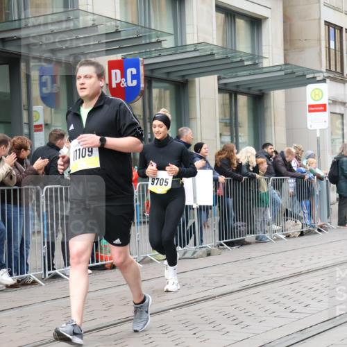 05.10.2025 - 20. swb-Marathon Bremen Strokosch-Dieckow http://msf.ph/oto/9281519 05.10.2025 11:19:07 Ziel 9705, 10488, 11109, 9705, 10488, 11109 meine-sportfotos.de