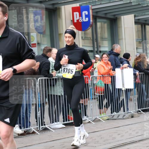 05.10.2025 - 20. swb-Marathon Bremen Strokosch-Dieckow http://msf.ph/oto/9281532 05.10.2025 11:19:08 Ziel 9705, 10488, 11109, 9705, 10488, 11109 meine-sportfotos.de
