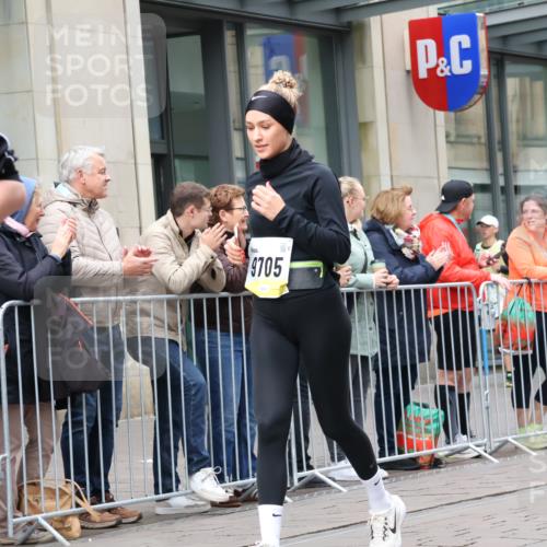 05.10.2025 - 20. swb-Marathon Bremen Strokosch-Dieckow http://msf.ph/oto/9281541 05.10.2025 11:19:08 Ziel 9705, 10488, 11109, 9705, 10488, 11109 meine-sportfotos.de