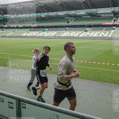 05.10.2025 - 20. swb-Marathon Bremen Michael Burmester http://msf.ph/oto/9281553 05.10.2025 13:04:58 Laufen im Stadion 100, 190, 199, 406, 421, 470, 490, 607, 678, 712, 858, 924, 1012, 1061, 1080, 1132, 1404, 1455, 1478, 1480, 1545, 1746, 1765, 1834, 1840, 1867, 1990, 1997, 2009, 2086, 2190, 2333, 2399, 2536, 2584, 2604, 2617, 2664, 2802, 2901, 2935, 2989, 3008, 3049, 3216, 3346, 3378, 3380, 3413, 3433, 3445, 3483, 3561, 3658, 3799, 3901, 4001, 4055, 4187, 4207, 4241, 4243, 4244, 4376, 4501, 4627, 4634, 4671, 4757, 4803, 4838, 4855, 4858, 4928, 5082, 5247, 5286, 5295, 5446, 5464, 5614, 5904 meine-sportfotos.de