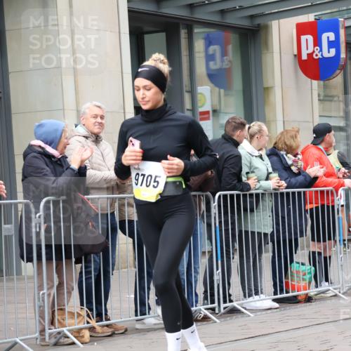 05.10.2025 - 20. swb-Marathon Bremen Strokosch-Dieckow http://msf.ph/oto/9281554 05.10.2025 11:19:08 Ziel 9705, 10488, 11109, 9705, 10488, 11109 meine-sportfotos.de
