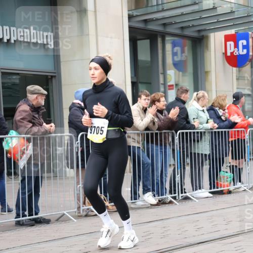 05.10.2025 - 20. swb-Marathon Bremen Strokosch-Dieckow http://msf.ph/oto/9281567 05.10.2025 11:19:09 Ziel 9705, 10488, 11109, 9705, 10488, 11109 meine-sportfotos.de