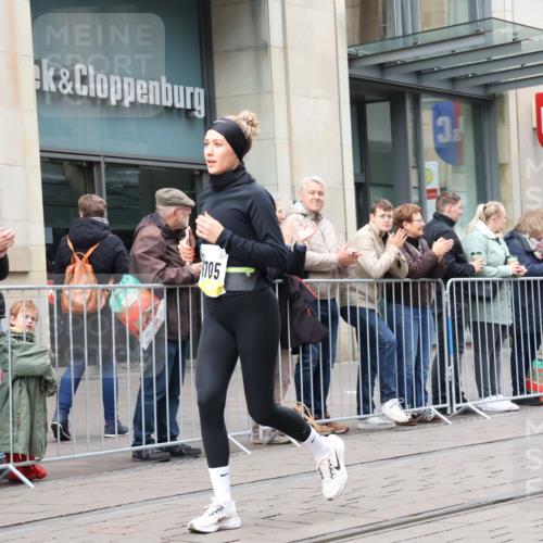05.10.2025 - 20. swb-Marathon Bremen Strokosch-Dieckow http://msf.ph/oto/9281589 05.10.2025 11:19:09 Ziel 9705, 10488, 11109, 9705, 10488, 11109 meine-sportfotos.de