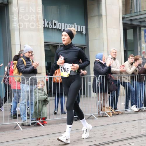 05.10.2025 - 20. swb-Marathon Bremen Strokosch-Dieckow http://msf.ph/oto/9281601 05.10.2025 11:19:09 Ziel 9705, 10488, 11109, 9705, 10488, 11109 meine-sportfotos.de