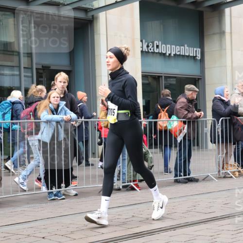 05.10.2025 - 20. swb-Marathon Bremen Strokosch-Dieckow http://msf.ph/oto/9281614 05.10.2025 11:19:10 Ziel 9705, 11109, 9705, 11109 meine-sportfotos.de