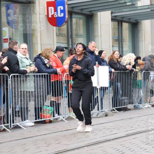 05.10.2025 - 20. swb-Marathon Bremen Strokosch-Dieckow http://msf.ph/oto/9281626 05.10.2025 11:19:19 Ziel 9705, 10677, 11109, 9705, 10677, 11109 meine-sportfotos.de