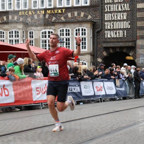 05.10.2025 - 20. swb-Marathon Bremen Yannick Fuchs http://msf.ph/oto/9281628 05.10.2025 12:55:28 Ziel 235, 474, 2132, 6444, 7213, 7883 meine-sportfotos.de