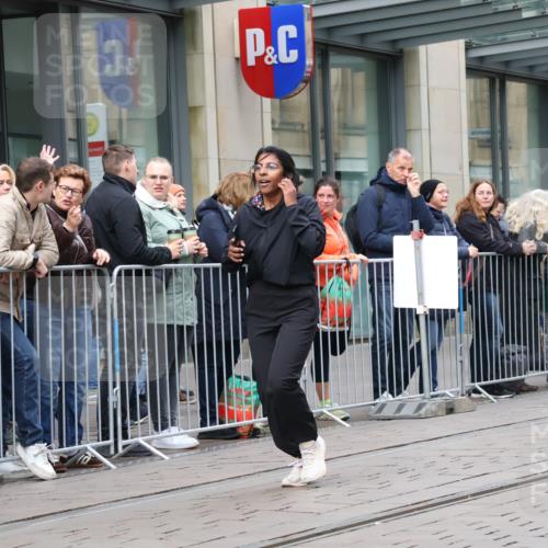 05.10.2025 - 20. swb-Marathon Bremen Strokosch-Dieckow http://msf.ph/oto/9281639 05.10.2025 11:19:20 Ziel 9705, 10677, 11109, 9705, 10677, 11109 meine-sportfotos.de