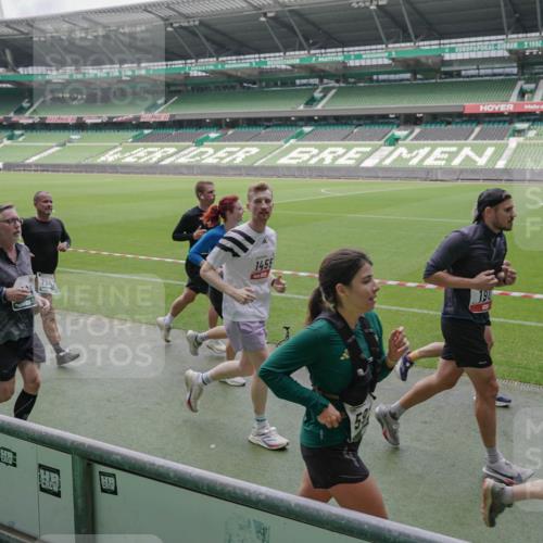 05.10.2025 - 20. swb-Marathon Bremen Michael Burmester http://msf.ph/oto/9281643 05.10.2025 13:05:08 Laufen im Stadion 190, 199, 406, 421, 490, 678, 712, 858, 924, 1061, 1132, 1228, 1404, 1455, 1480, 1545, 1746, 1765, 1834, 1840, 1867, 1990, 2009, 2058, 2086, 2190, 2399, 2536, 2584, 2604, 2664, 2785, 2802, 2901, 2935, 2989, 3008, 3025, 3049, 3216, 3378, 3380, 3413, 3433, 3445, 3483, 3561, 3658, 3799, 3837, 3901, 4001, 4055, 4187, 4207, 4241, 4244, 4326, 4332, 4376, 4501, 4627, 4634, 4665, 4671, 4838, 4855, 4858, 4892, 4904, 5082, 5247, 5286, 5295, 5382, 5614, 5904, 6283 meine-sportfotos.de