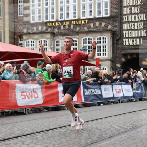 05.10.2025 - 20. swb-Marathon Bremen Yannick Fuchs http://msf.ph/oto/9281645 05.10.2025 12:55:28 Ziel 235, 474, 2132, 6444, 7213, 7883 meine-sportfotos.de