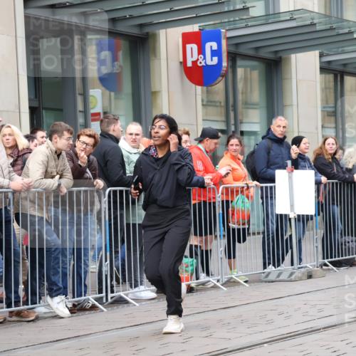 05.10.2025 - 20. swb-Marathon Bremen Strokosch-Dieckow http://msf.ph/oto/9281647 05.10.2025 11:19:20 Ziel 9705, 10677, 11109, 9705, 10677, 11109 meine-sportfotos.de