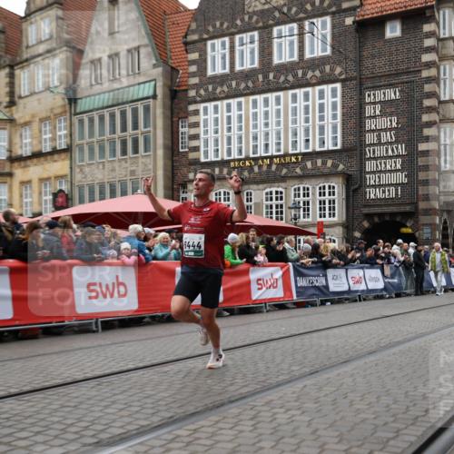 05.10.2025 - 20. swb-Marathon Bremen Yannick Fuchs http://msf.ph/oto/9281654 05.10.2025 12:55:29 Ziel 235, 474, 2132, 6444, 7213, 7883 meine-sportfotos.de