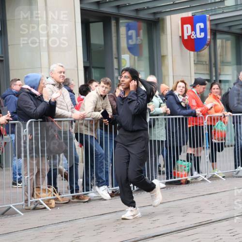 05.10.2025 - 20. swb-Marathon Bremen Strokosch-Dieckow http://msf.ph/oto/9281662 05.10.2025 11:19:20 Ziel 9705, 10677, 11109, 9705, 10677, 11109 meine-sportfotos.de