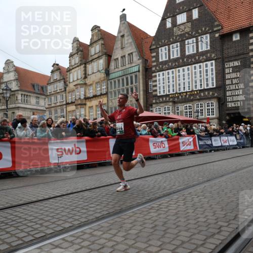 05.10.2025 - 20. swb-Marathon Bremen Yannick Fuchs http://msf.ph/oto/9281665 05.10.2025 12:55:29 Ziel 235, 474, 2132, 6444, 7213, 7883 meine-sportfotos.de