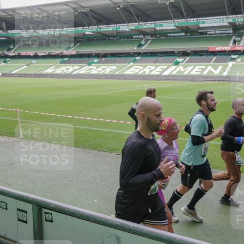 05.10.2025 - 20. swb-Marathon Bremen Michael Burmester http://msf.ph/oto/9281667 05.10.2025 13:05:10 Laufen im Stadion 190, 199, 406, 421, 490, 678, 712, 858, 924, 1061, 1132, 1228, 1404, 1455, 1480, 1545, 1702, 1746, 1765, 1834, 1840, 1867, 1990, 2009, 2058, 2086, 2190, 2399, 2536, 2584, 2604, 2664, 2785, 2802, 2901, 2935, 2989, 3008, 3025, 3049, 3216, 3378, 3380, 3413, 3433, 3445, 3483, 3561, 3658, 3799, 3837, 3901, 4001, 4055, 4187, 4207, 4241, 4244, 4326, 4332, 4376, 4501, 4627, 4634, 4665, 4671, 4838, 4855, 4858, 4892, 4904, 5082, 5247, 5286, 5295, 5382, 5614, 5904, 6283 meine-sportfotos.de