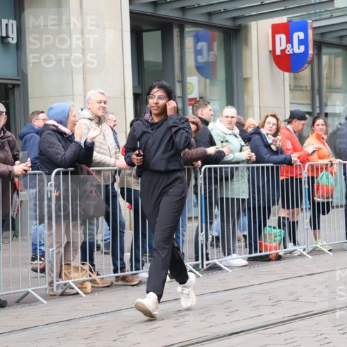 05.10.2025 - 20. swb-Marathon Bremen Strokosch-Dieckow http://msf.ph/oto/9281672 05.10.2025 11:19:20 Ziel 9705, 10677, 11109, 9705, 10677, 11109 meine-sportfotos.de
