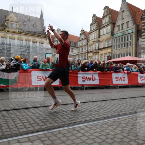 05.10.2025 - 20. swb-Marathon Bremen Yannick Fuchs http://msf.ph/oto/9281691 05.10.2025 12:55:29 Ziel 235, 474, 2132, 6444, 7213, 7883 meine-sportfotos.de