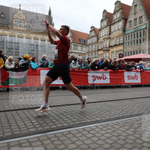 05.10.2025 - 20. swb-Marathon Bremen Yannick Fuchs http://msf.ph/oto/9281699 05.10.2025 12:55:29 Ziel 235, 474, 2132, 6444, 7213, 7883 meine-sportfotos.de