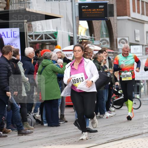 05.10.2025 - 20. swb-Marathon Bremen Strokosch-Dieckow http://msf.ph/oto/9281819 05.10.2025 11:20:33 Ziel 9405, 10012, 10362, 10720, 10913, 11643, 9405, 10012, 10362, 10720, 10913, 11643 meine-sportfotos.de