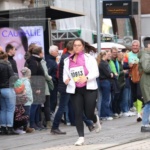 05.10.2025 - 20. swb-Marathon Bremen Strokosch-Dieckow http://msf.ph/oto/9281830 05.10.2025 11:20:34 Ziel 9405, 10012, 10361, 10362, 10913, 11643, 9405, 10012, 10361, 10362, 10913, 11643 meine-sportfotos.de