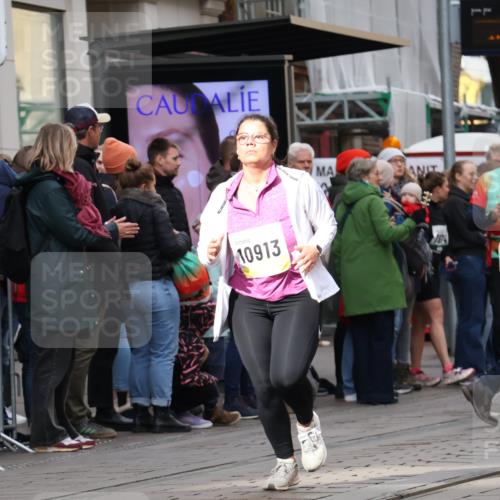 05.10.2025 - 20. swb-Marathon Bremen Strokosch-Dieckow http://msf.ph/oto/9281845 05.10.2025 11:20:35 Ziel 9405, 10012, 10361, 10362, 10913, 11643, 9405, 10012, 10361, 10362, 10913, 11643 meine-sportfotos.de