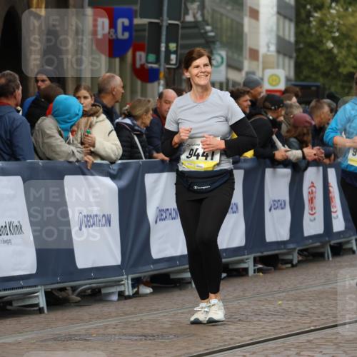 05.10.2025 - 20. swb-Marathon Bremen Strokosch-Dieckow http://msf.ph/oto/9281854 05.10.2025 11:15:13 Ziel 9441, 9643, 10984, 11293, 11635 meine-sportfotos.de