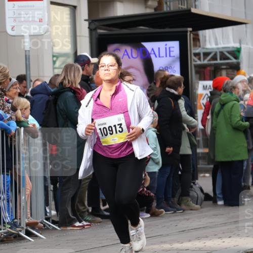 05.10.2025 - 20. swb-Marathon Bremen Strokosch-Dieckow http://msf.ph/oto/9281859 05.10.2025 11:20:36 Ziel 9405, 10012, 10361, 10362, 10913, 11643, 9405, 10012, 10361, 10362, 10913, 11643 meine-sportfotos.de